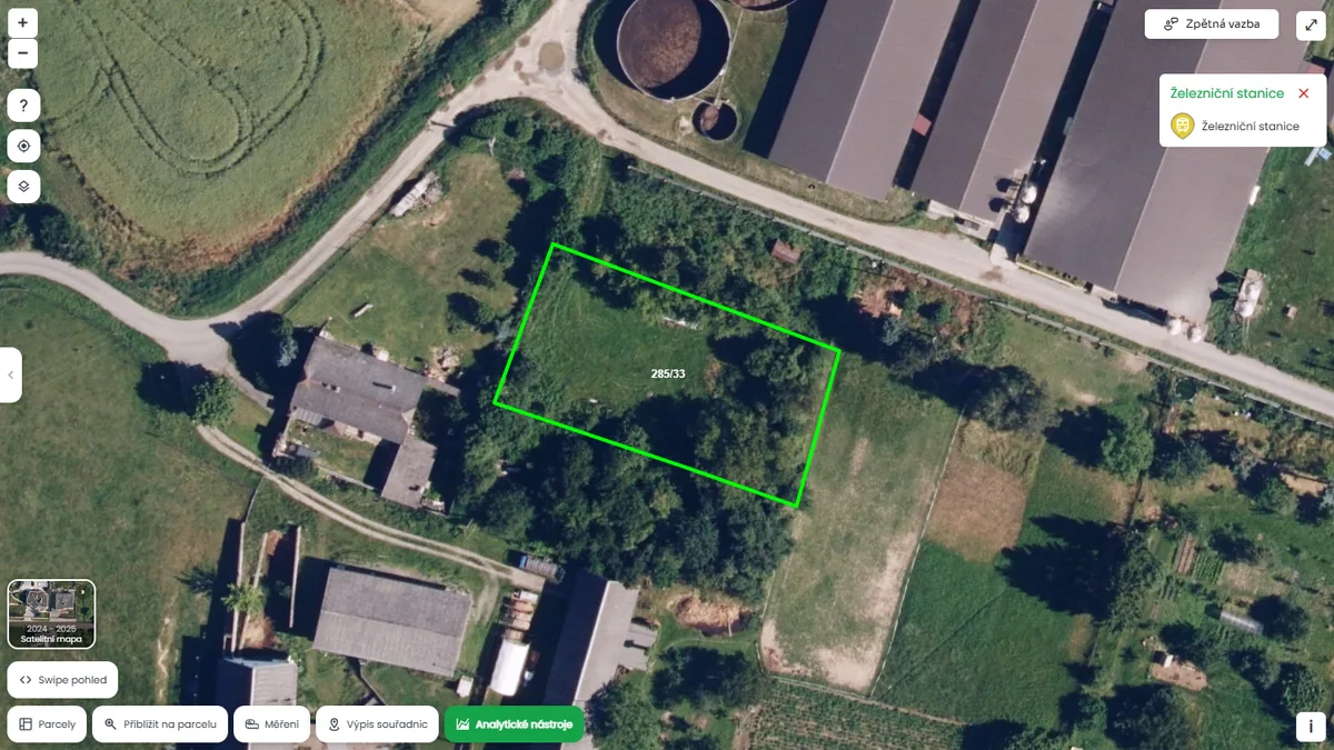 Parcela je daleko od železniční stanice (mapa Pozemkov)