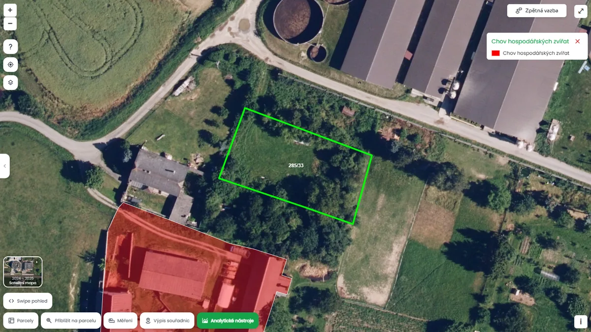 Parcela je hned vedle chovu hospodářských zvířat (mapa Pozemkov)
