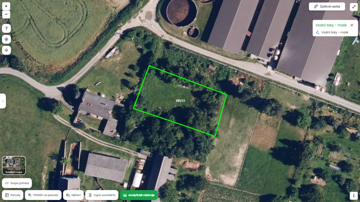 Parcela je poblíž vodního toku (mapa Pozemkov)