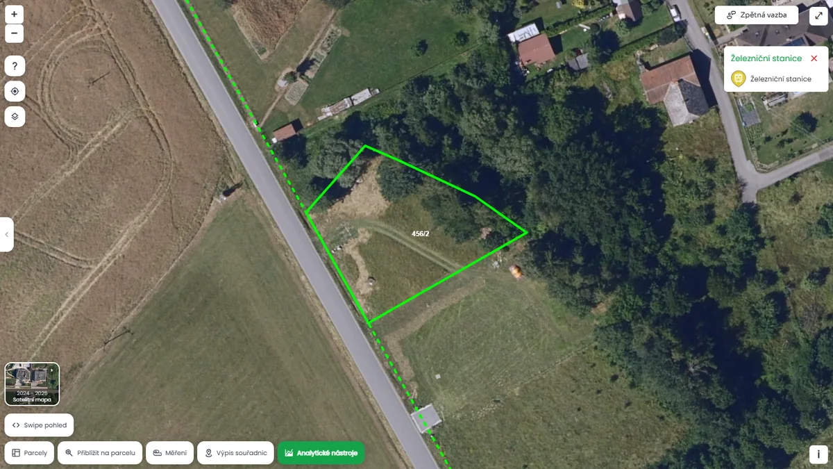 Parcela je daleko od železniční stanice (mapa Pozemkov)