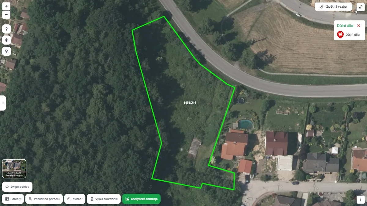 Parcela je hned vedle důlního díla (mapa Pozemkov)