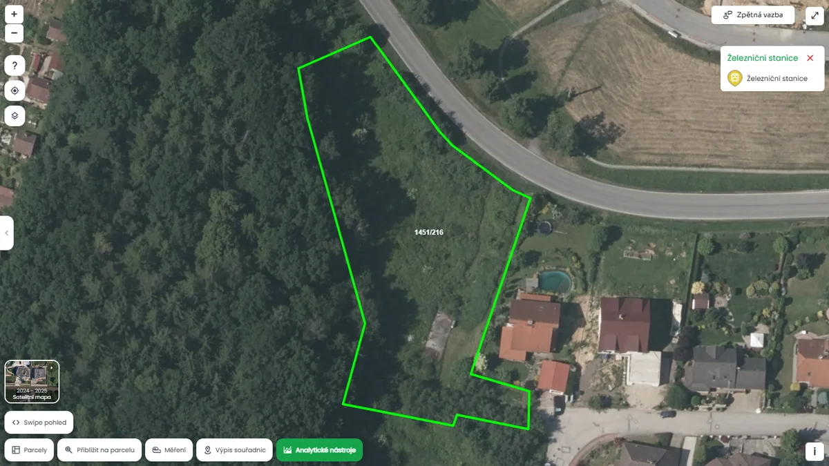 Parcela není poblíž železniční stanice (mapa Pozemkov)