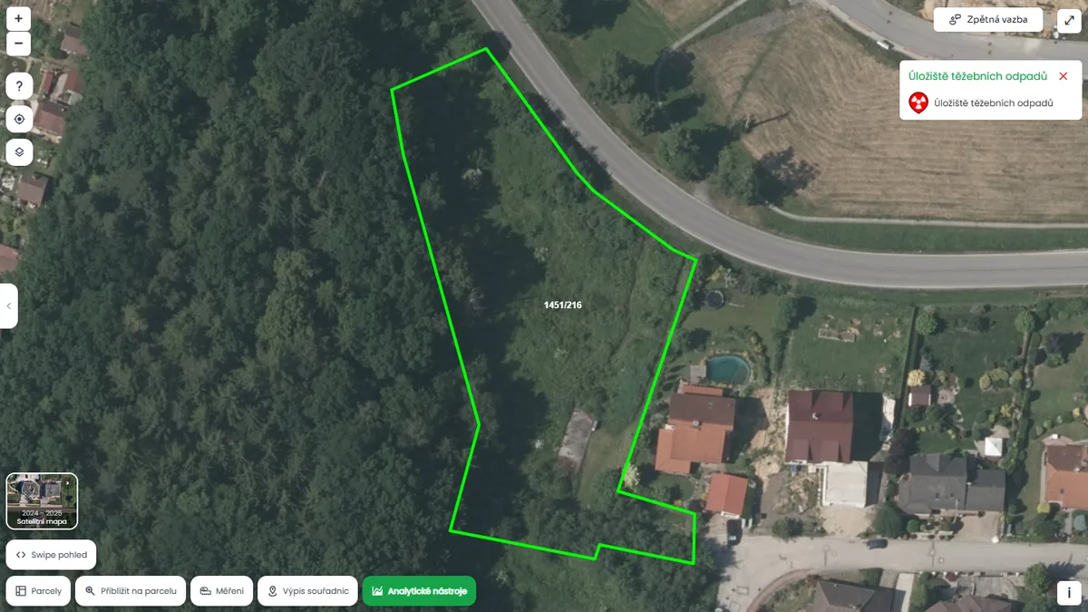 Parcela je poblíž úložiště těžebních odpadů (mapa Pozemkov)
