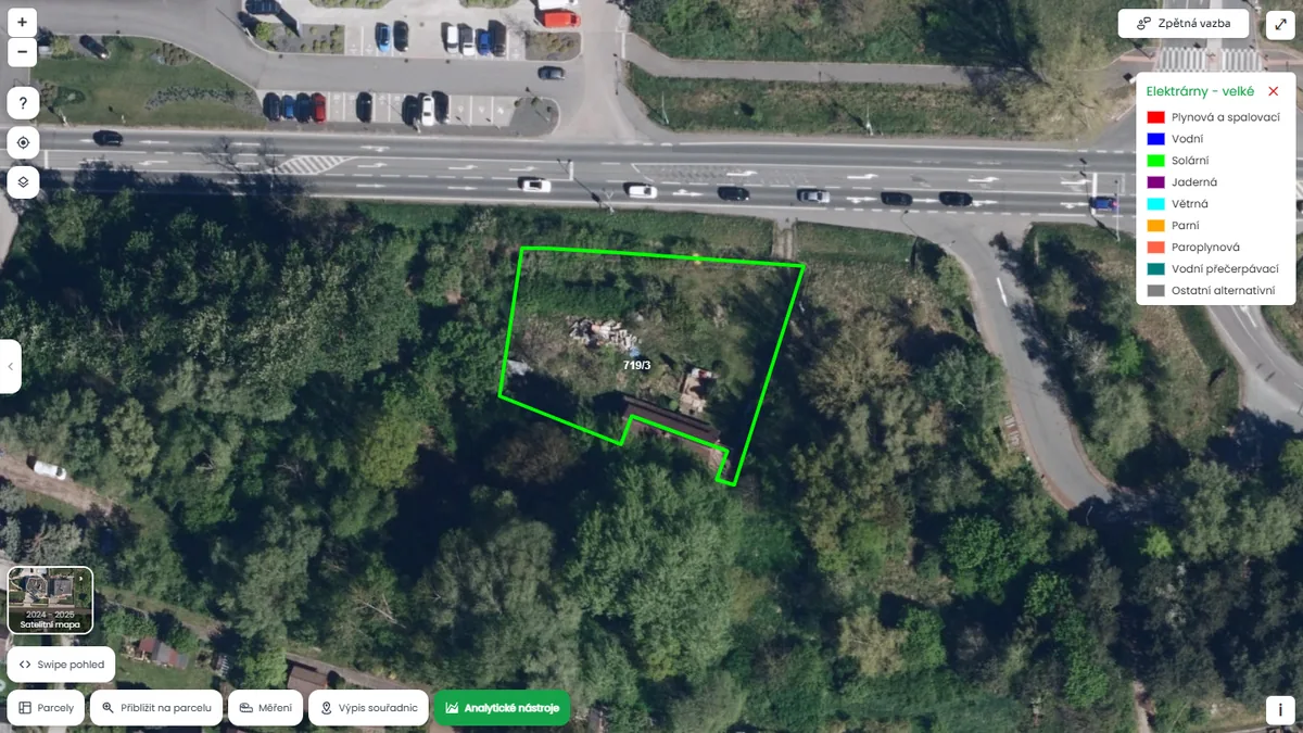 Parcela je poblíž větší elektrárny (mapa Pozemkov)