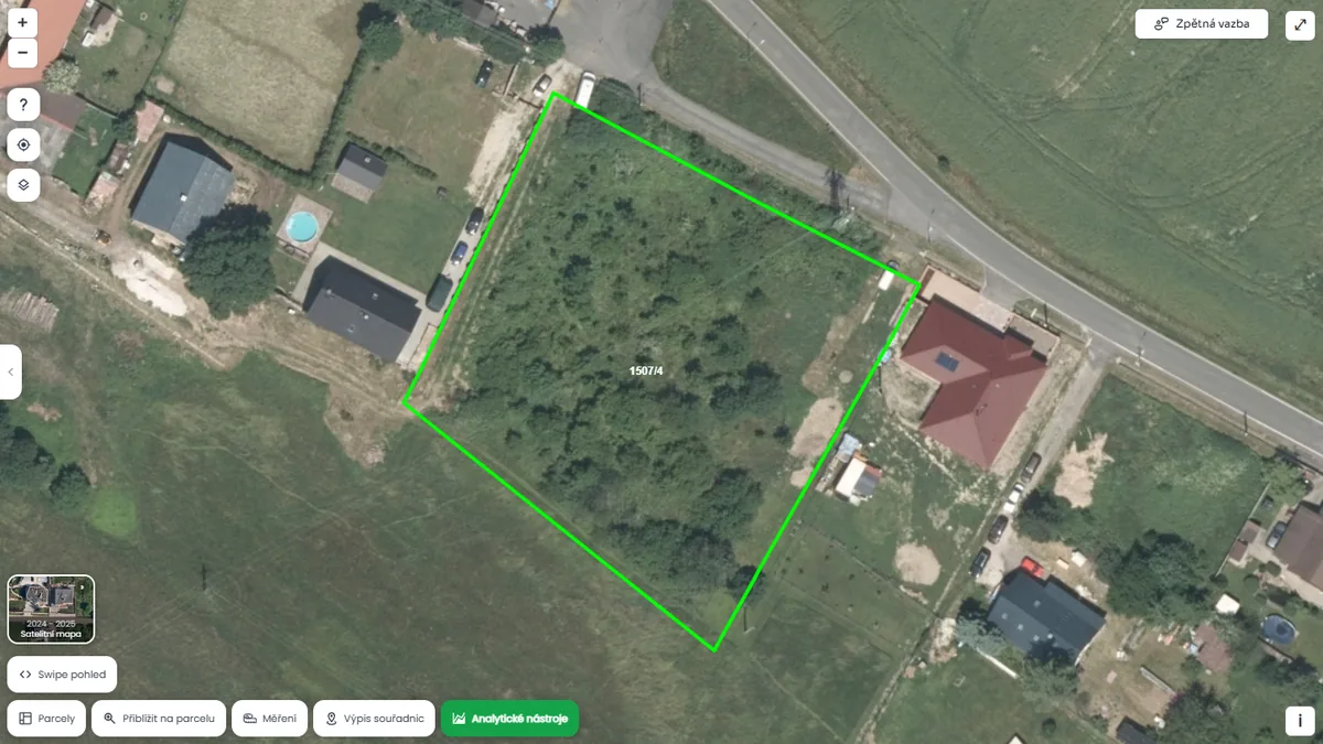 Letecký snímek parcely 1507/4 v k. ú. Komárov u Hořovic