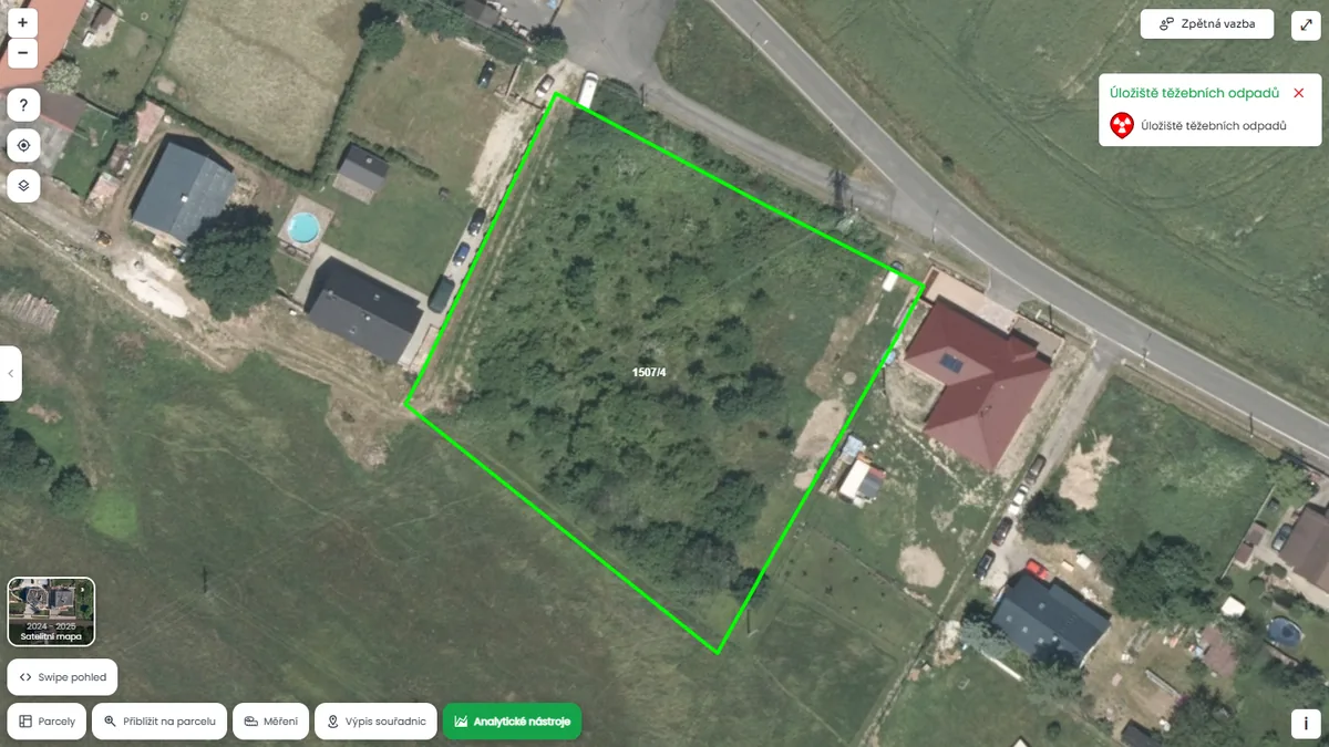 Parcela je poblíž úložiště těžebních odpadů (mapa Pozemkov)