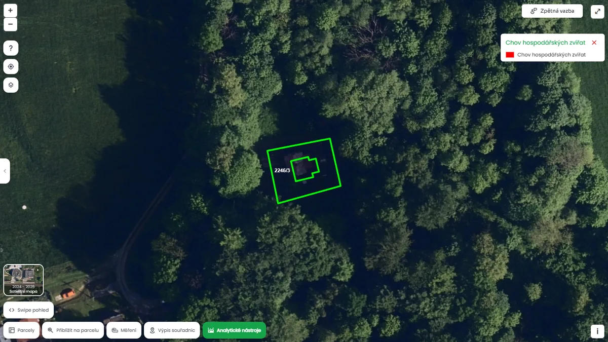 Parcela je poblíž chovu hospodářských zvířat (mapa Pozemkov)