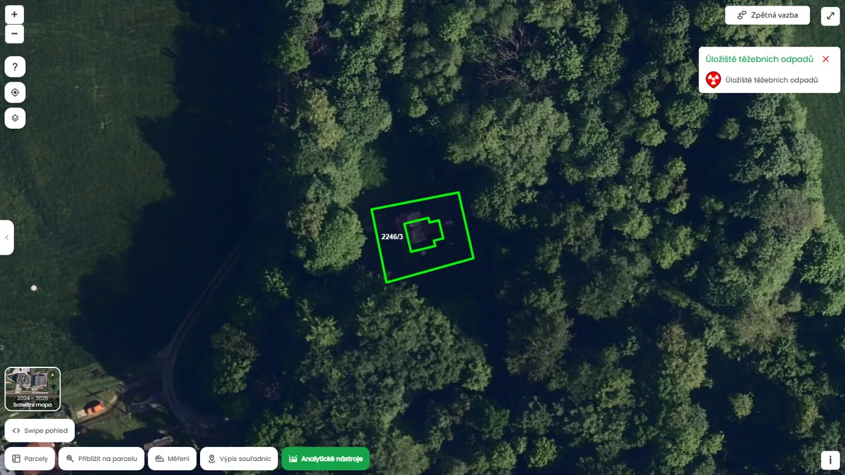 Parcela je poblíž úložiště těžebních odpadů (mapa Pozemkov)