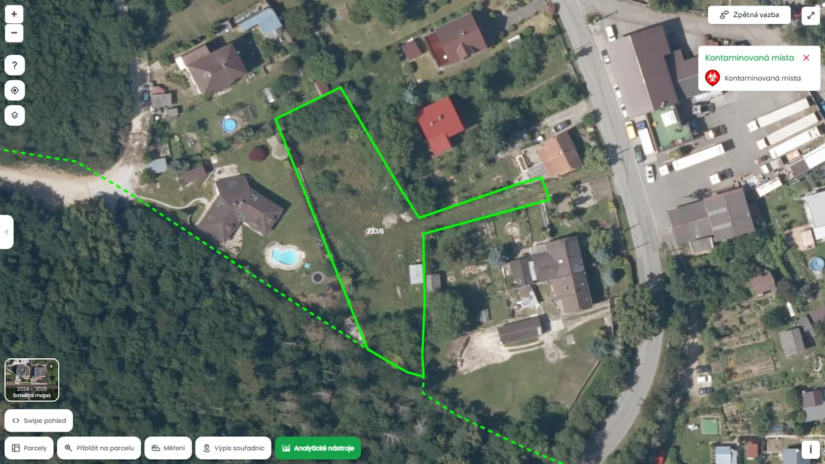 Parcela je poblíž kontaminovaného místa (mapa Pozemkov)