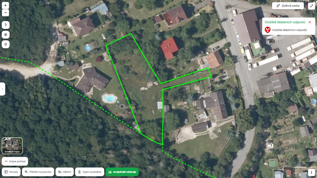 Parcela je poblíž úložiště těžebních odpadů (mapa Pozemkov)
