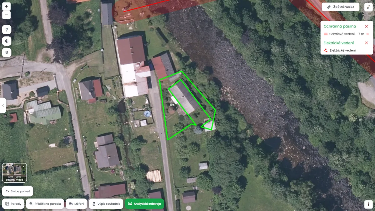 Parcela je poblíž elektrického vedení (mapa Pozemkov)