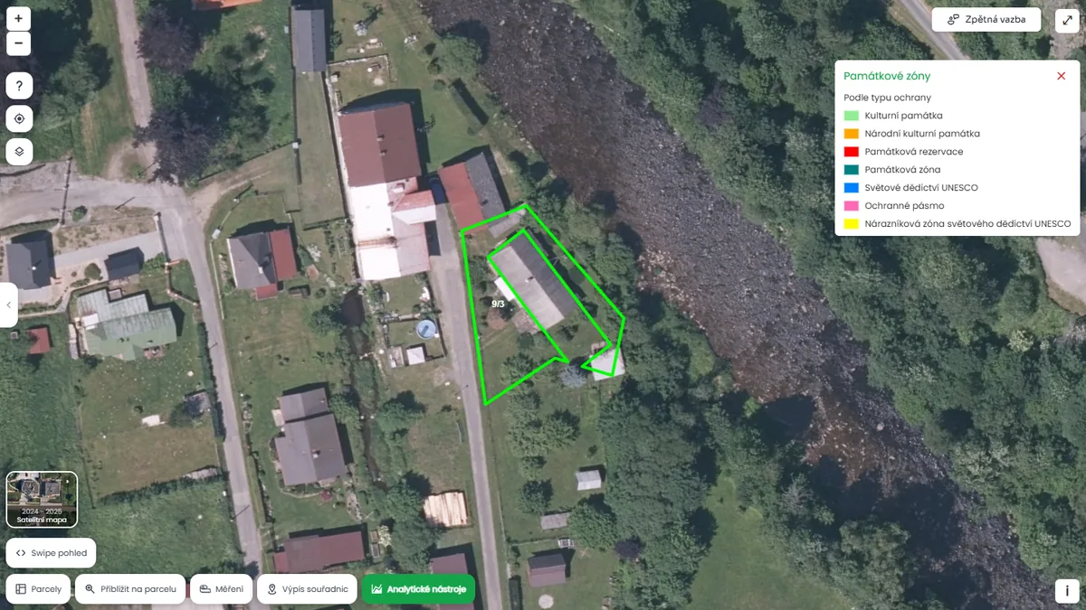 Parcela je poblíž ochraného pásma památky (mapa Pozemkov)