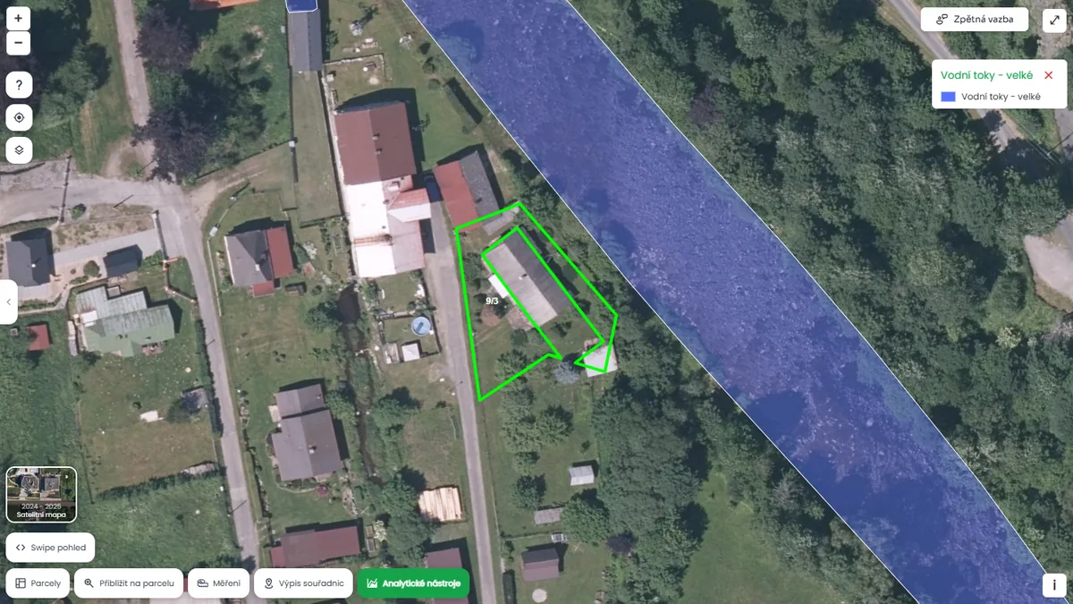 Parcela je hned vedle velkého vodního toku (mapa Pozemkov)
