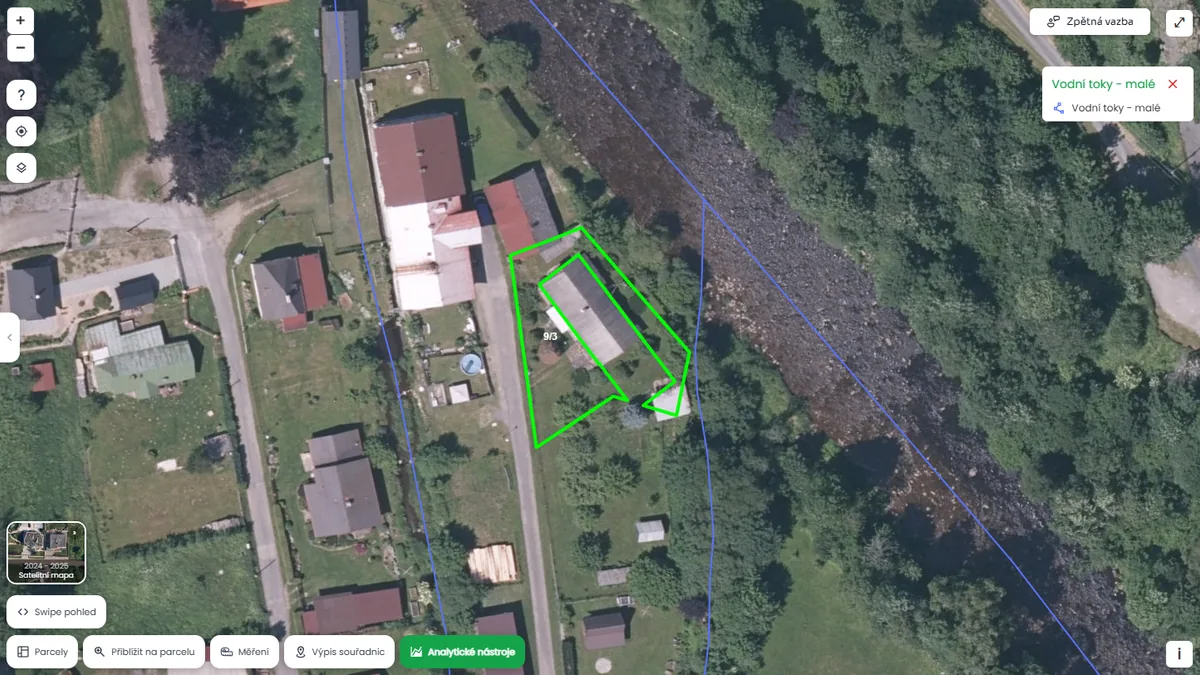 Parcela je hned vedle vodního toku (mapa Pozemkov)
