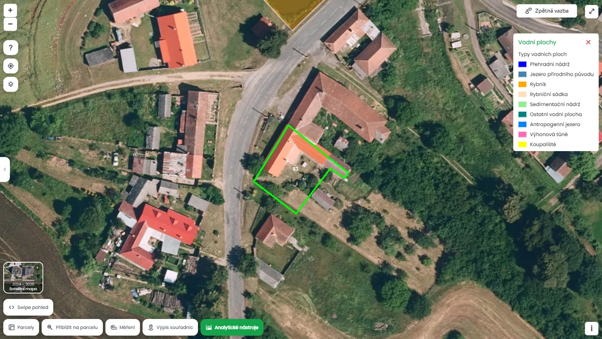 Parcela je poblíž vodní plochy (mapa Pozemkov)