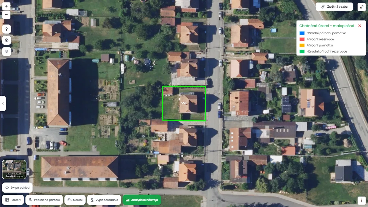 Parcela je poblíž maloplošného chráněného území (mapa Pozemkov)