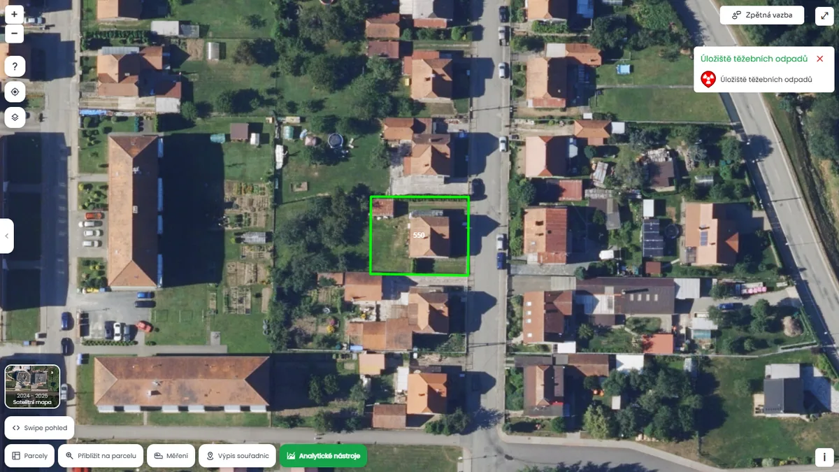 Parcela je poblíž úložiště těžebních odpadů (mapa Pozemkov)