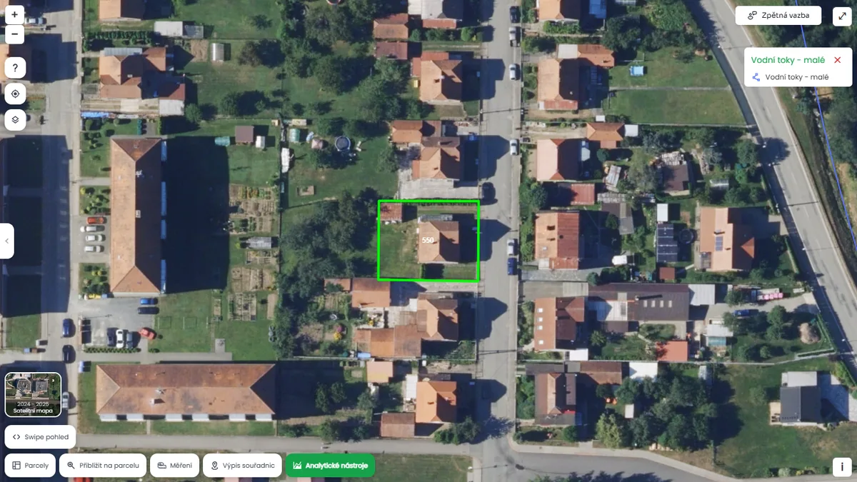 Parcela je poblíž vodního toku (mapa Pozemkov)