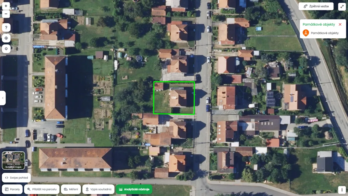 Parcela je poblíž objektu památky (mapa Pozemkov)