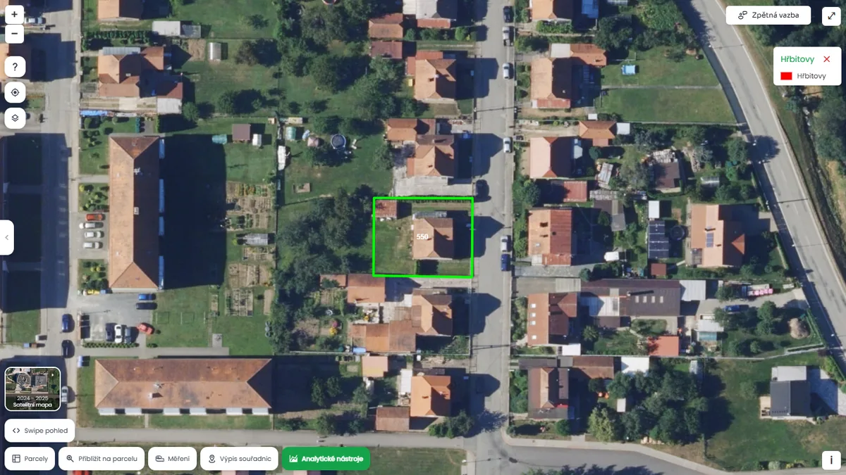 Parcela je hned vedle hřbitova (mapa Pozemkov)