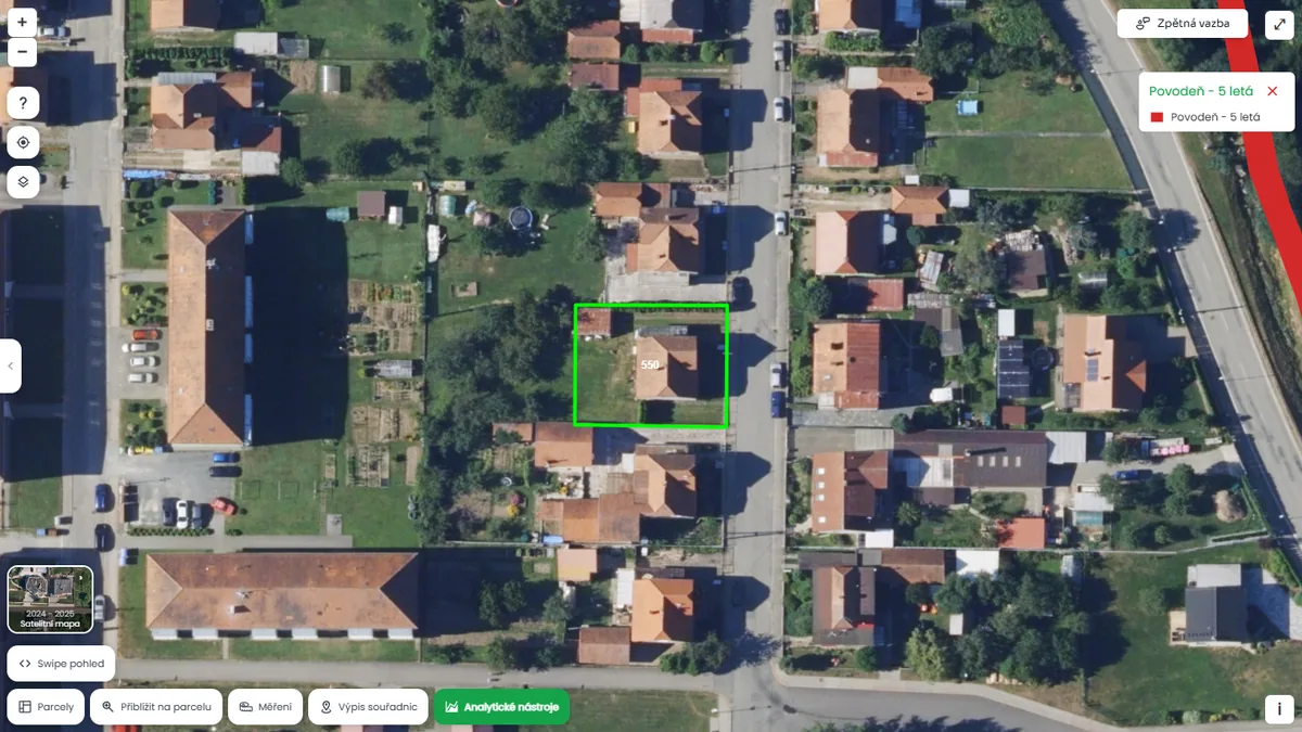 Parcela je v blízkosti povoďnové oblasti Q5 (mapa Pozemkov)