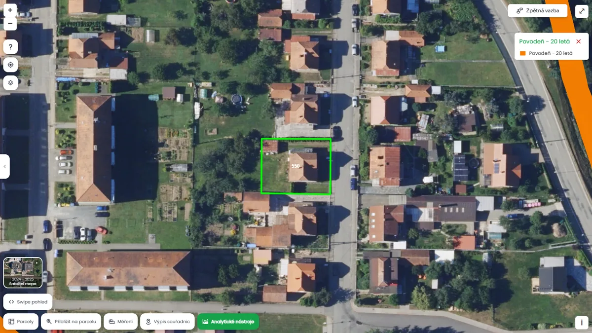 Parcela je v blízkosti povoďnové oblasti Q20 (mapa Pozemkov)