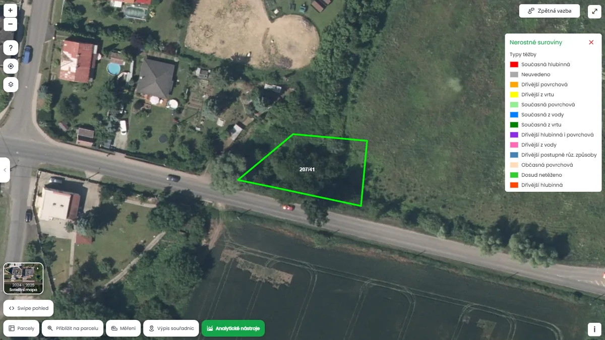 Parcela je poblíž naleziště nerostných surovin (mapa Pozemkov)