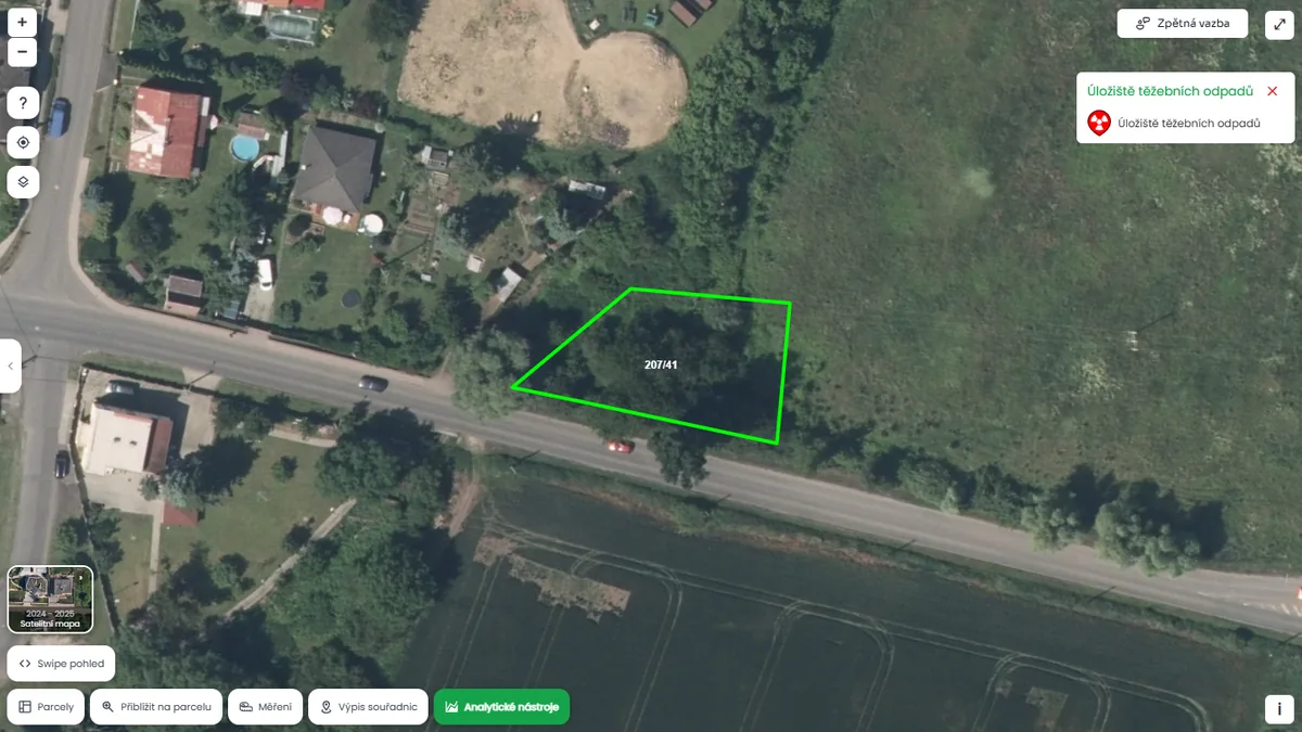 Parcela je poblíž úložiště těžebních odpadů (mapa Pozemkov)