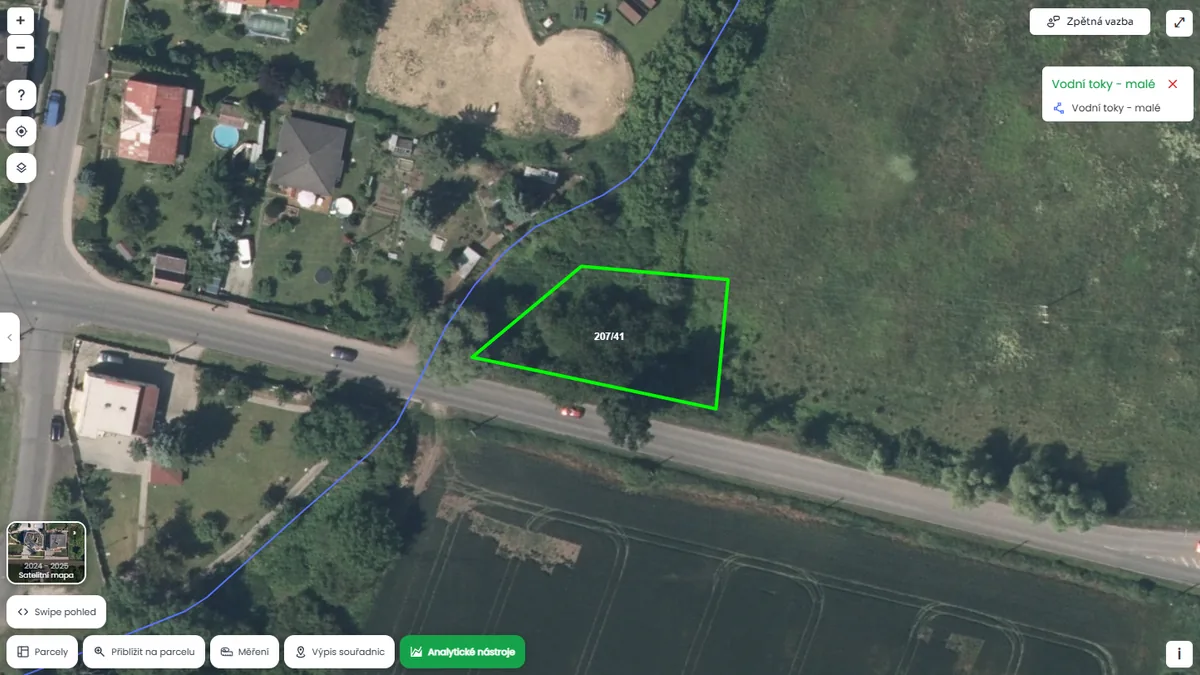 Parcela je hned vedle vodního toku (mapa Pozemkov)