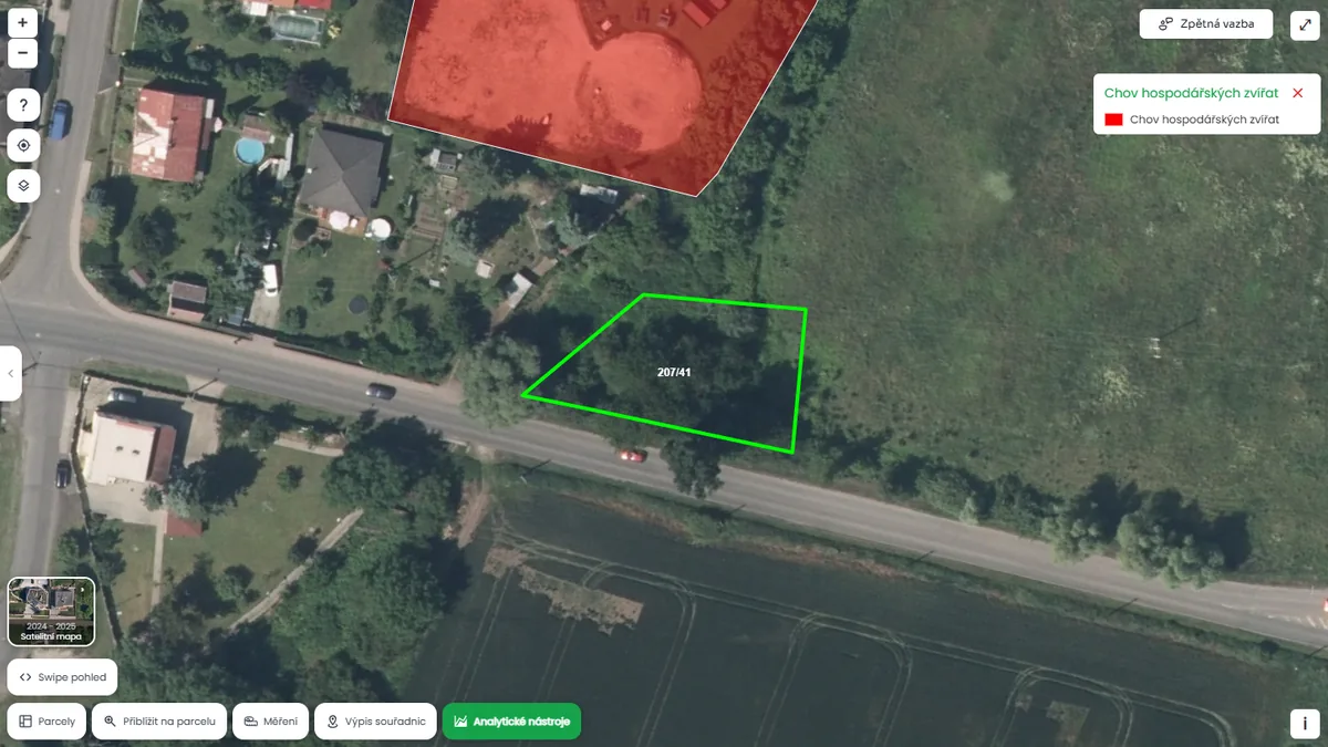 Parcela je hned vedle chovu hospodářských zvířat (mapa Pozemkov)