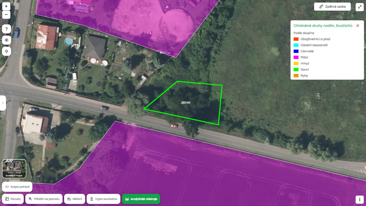 Parcela je poblíž oblasti s chráněnými druhy (mapa Pozemkov)