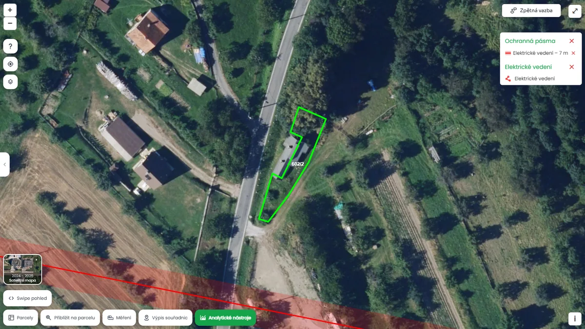 Parcela je poblíž elektrického vedení (mapa Pozemkov)