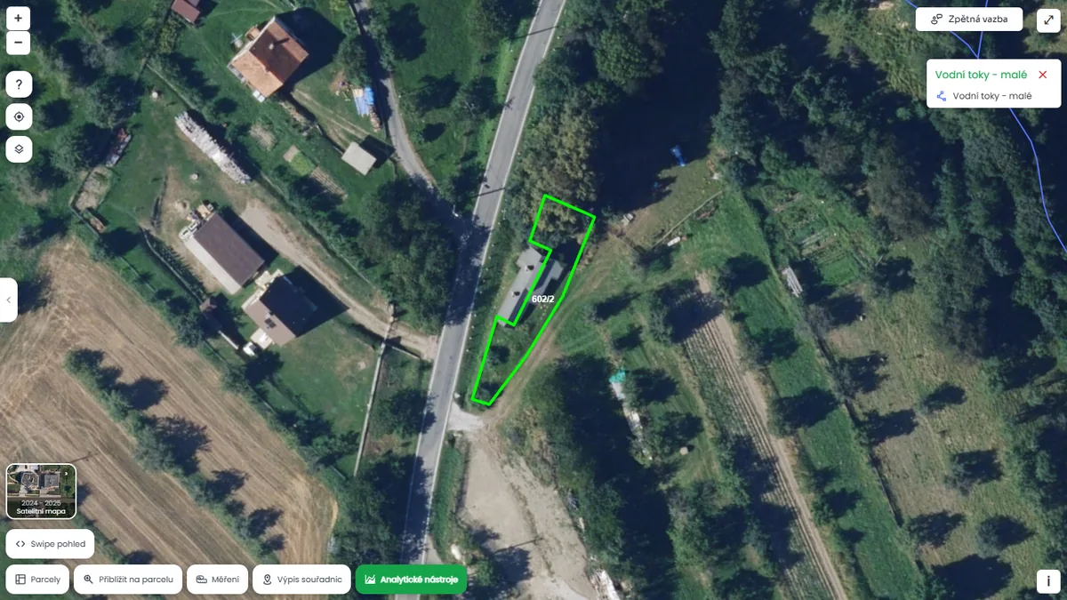 Parcela je poblíž vodního toku (mapa Pozemkov)