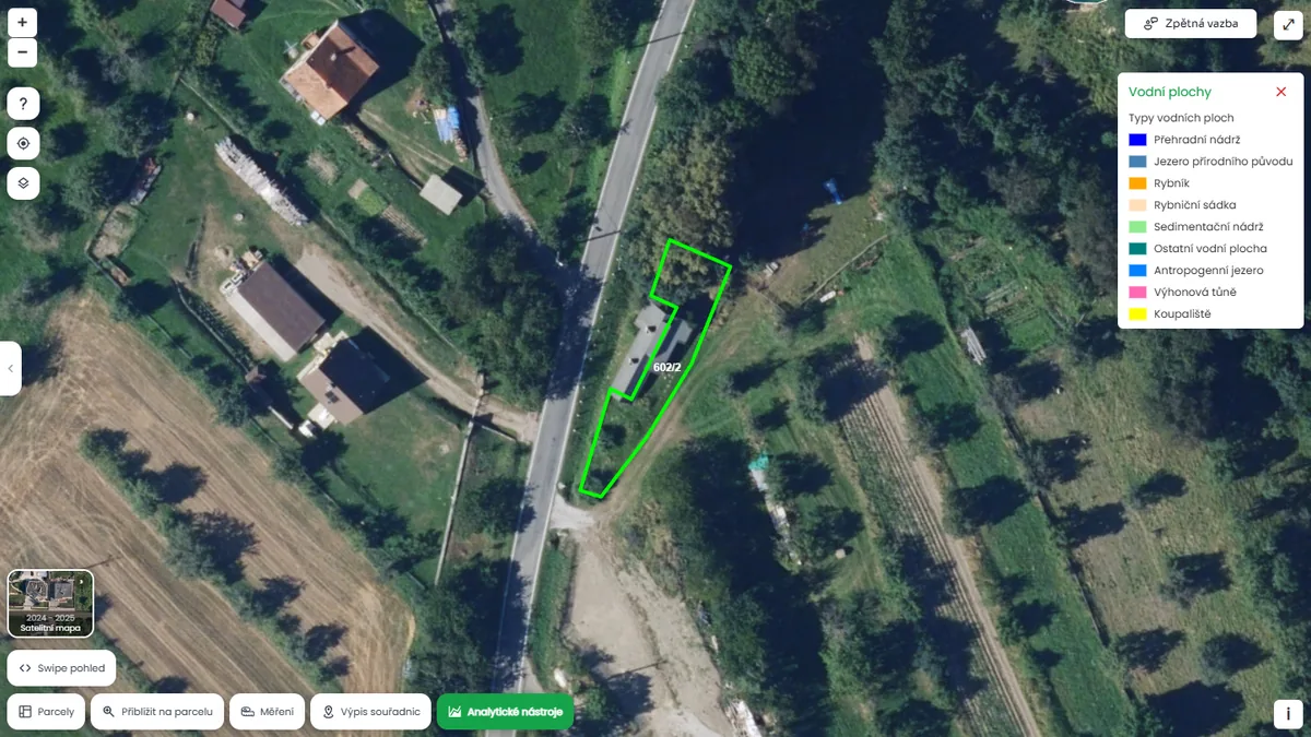 Parcela je poblíž vodní plochy (mapa Pozemkov)