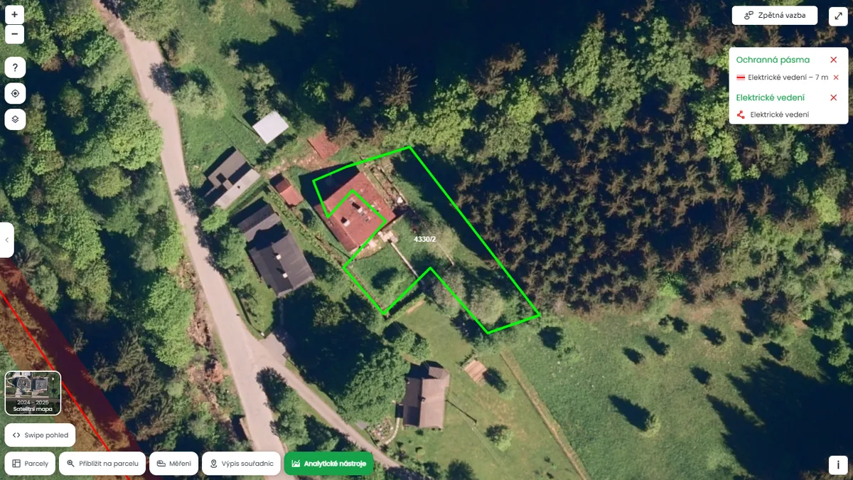 Parcela je poblíž elektrického vedení (mapa Pozemkov)
