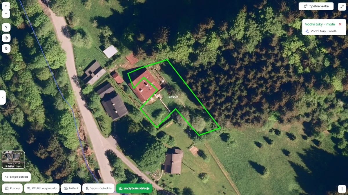 Parcela je poblíž vodního toku (mapa Pozemkov)