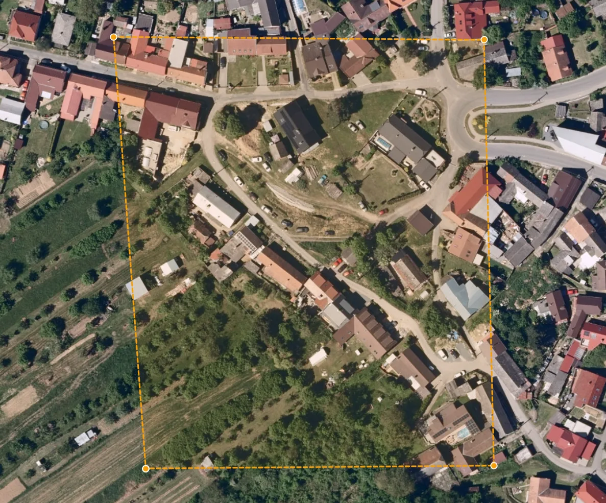 Polygon nakreslený na střeše budovy